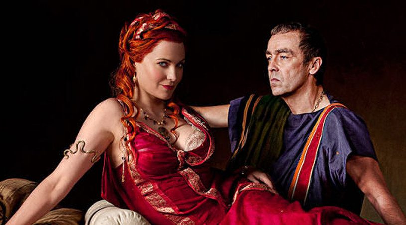 &nbsp; Lucy Lawless i John Hannah w serialu "Spartakus: Krew i piach" /materiały prasowe