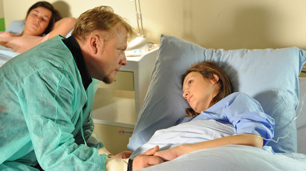&nbsp; "M jak miłość": Sylwia rodzi zdrowego synka. W szpitalu towarzyszy jej Janek /Agencja W. Impact
