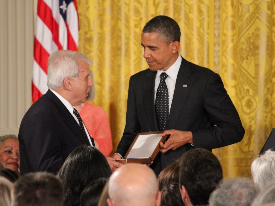 &nbsp; Medal w imieniu nieżyjącego Karskiego z rąk Obamy odebrał minister Rotfeld /poboczem.pl