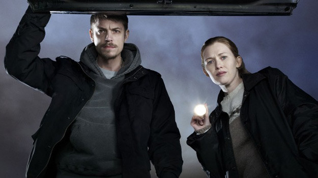 &nbsp; Mireille Enos jako detektyw Sarah Linden (po prawej) i Joel Kinnaman jako Stephen Holder - bohaterowie "The Killing" /materiały prasowe