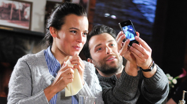 &nbsp; Monika i Artur zrobią sobie wspólne zdjęcie telefonem podczas randki /Agencja W. Impact