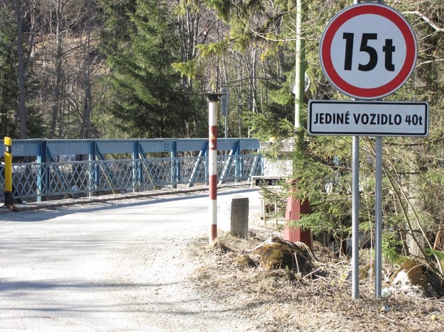 &nbsp; Most absurdu na polsko-słowackiej granicy na Łysej Polanie. Z polskiej strony mogą wjeżdżać na niego samochody do 7,5 tony, ale od słowackiej do 15 ton. /fot. Maciej Pałahicki /RMF FM