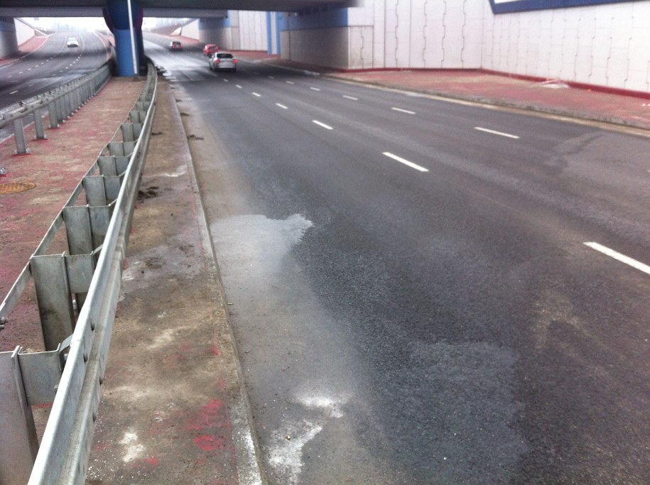 &nbsp; Na jezdni tworzą się ogromne kałuże /Pawe? ?wi?der /RMF FM