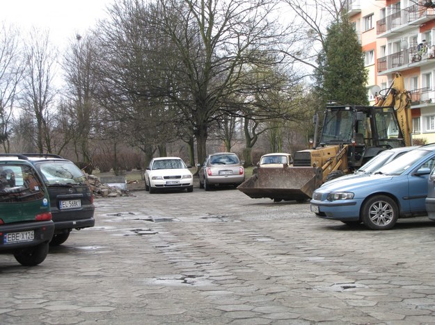 &nbsp; Na osiedlu im. Mikołaja Reja kłopoty z parkowaniem  stanowią codzienność /poboczem.pl