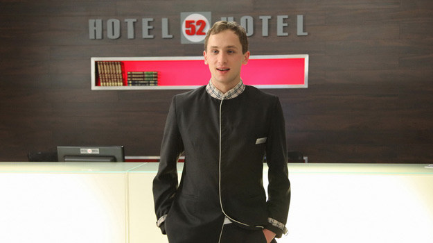 &nbsp; Paweł Tomaszewski na planie serialu "Hotel 52" /Agencja W. Impact