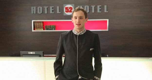 &nbsp; Paweł Tomaszewski na planie serialu "Hotel 52" /Agencja W. Impact