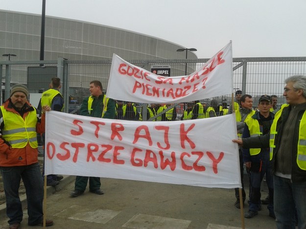&nbsp; Protest elektryków przed wrocławskim stadionem /fot. Barbara Zielińska /RMF FM