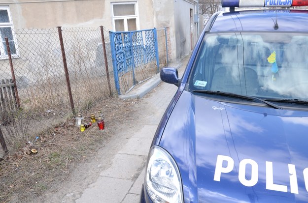 &nbsp; Przed domem, w którym znaleziono ciało dziewczyny, mieszkańcy ustawiają znicze /Tomasz Fenske /RMF FM