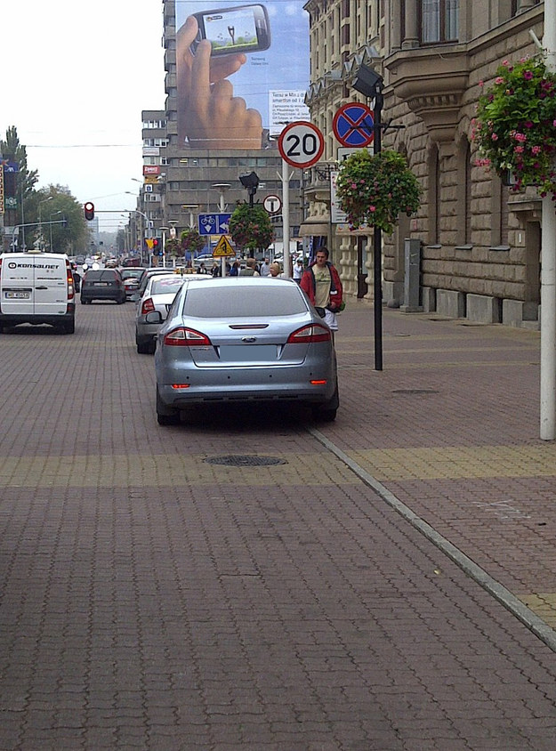 &nbsp; Samochód służbowy pani prezydent Łodzi zaparkowany przed pizzerią, w której odbywała się konferencja wyborcza Platformy /Agnieszka Wyderka /RMF FM