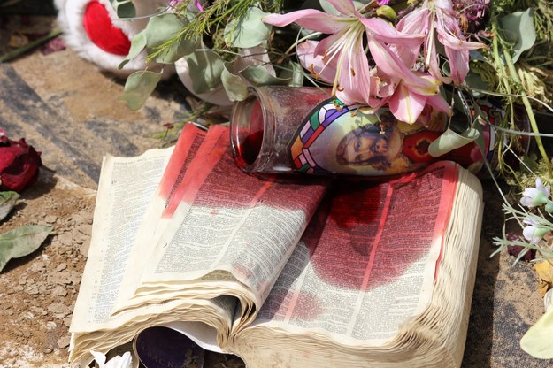 &nbsp; Symbol tragedii na przedmieściach Denver - Biblia zalana czerwonym woskiem /Paweł Żuchowski /RMF FM