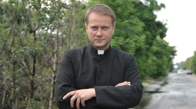 &nbsp; "To nowoczesny kapłan" - tak Artur Żmijewski mówi o ojcu Mateuszu /Agencja W. Impact
