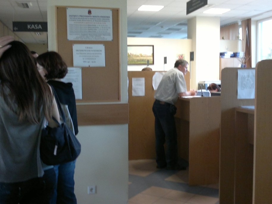 &nbsp; Urząd Miasta Krakowa w Podgórzu, kolejka do "dopisania" /fot. Bartosz Styrna /RMF FM