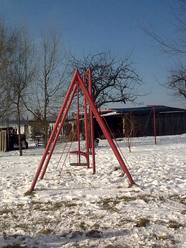 &nbsp; W pobliżu tej huśtawki psy zagryzły małego Kubę /poboczem.pl