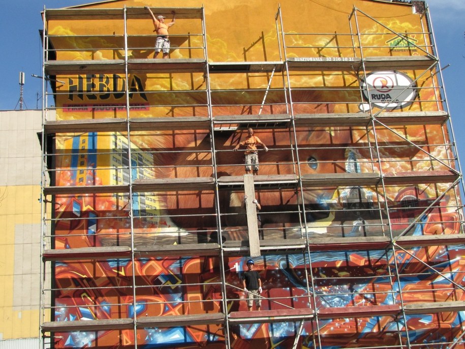 &nbsp; Wiewiórka zdobi czteropiętrową kamienicę /poboczem.pl