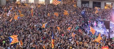 "Akt tchórzostwa", "próba zamachu stanu". Hiszpańskie media o decyzji władz Katalonii