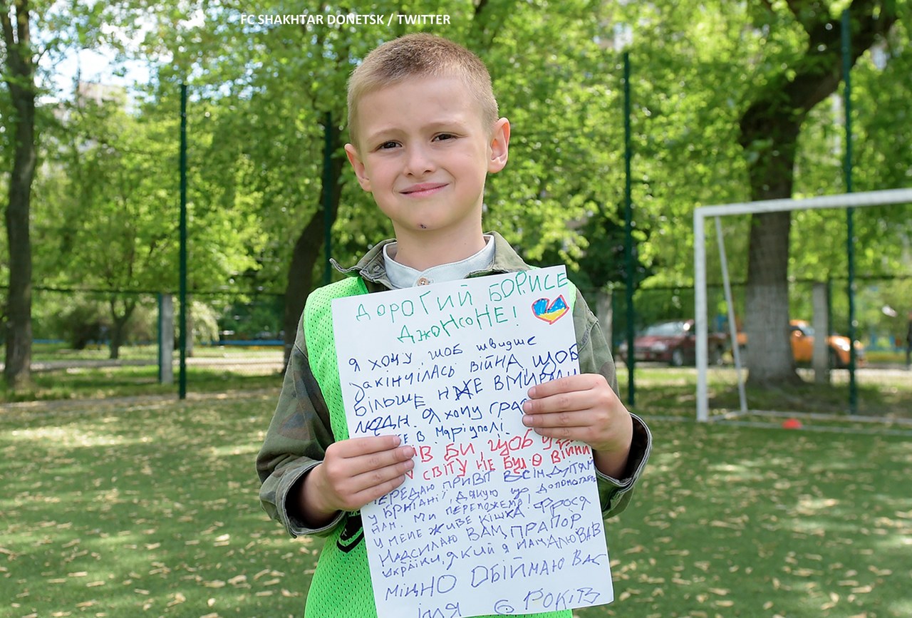 "Chcę grać w piłkę w Mariupolu". Wzruszający list 6-latka do Borisa Johnsona