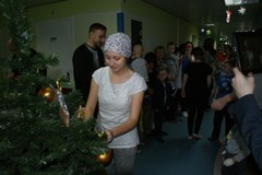 "Choinki pod choinkę" od RMF FM: Podarowaliśmy drzewko małym pacjentom w Katowicach