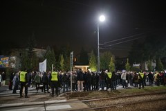 "Czarny protest" przed domem Jarosława Kaczyńskiego. "Czy pan prezes był w ciąży?"