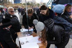 "Czarny protest" w Warszawie. "NIE dla pogardy i przemocy wobec kobiet"