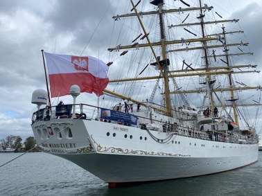 "Dar Młodzieży" przypłynął do portu w Gdyni