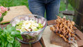 "Ewa gotuje": Wędzony łosoś i halibut oraz sałatka z grillowanym boczkiem