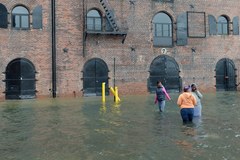 "Frankenstorm" nadciąga. Pierwsze zalane miejscowości 