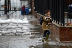 "Frankenstorm" nadciąga. Pierwsze zalane miejscowości 