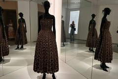 "Historia paryskiej mody w pigułce". Galeria