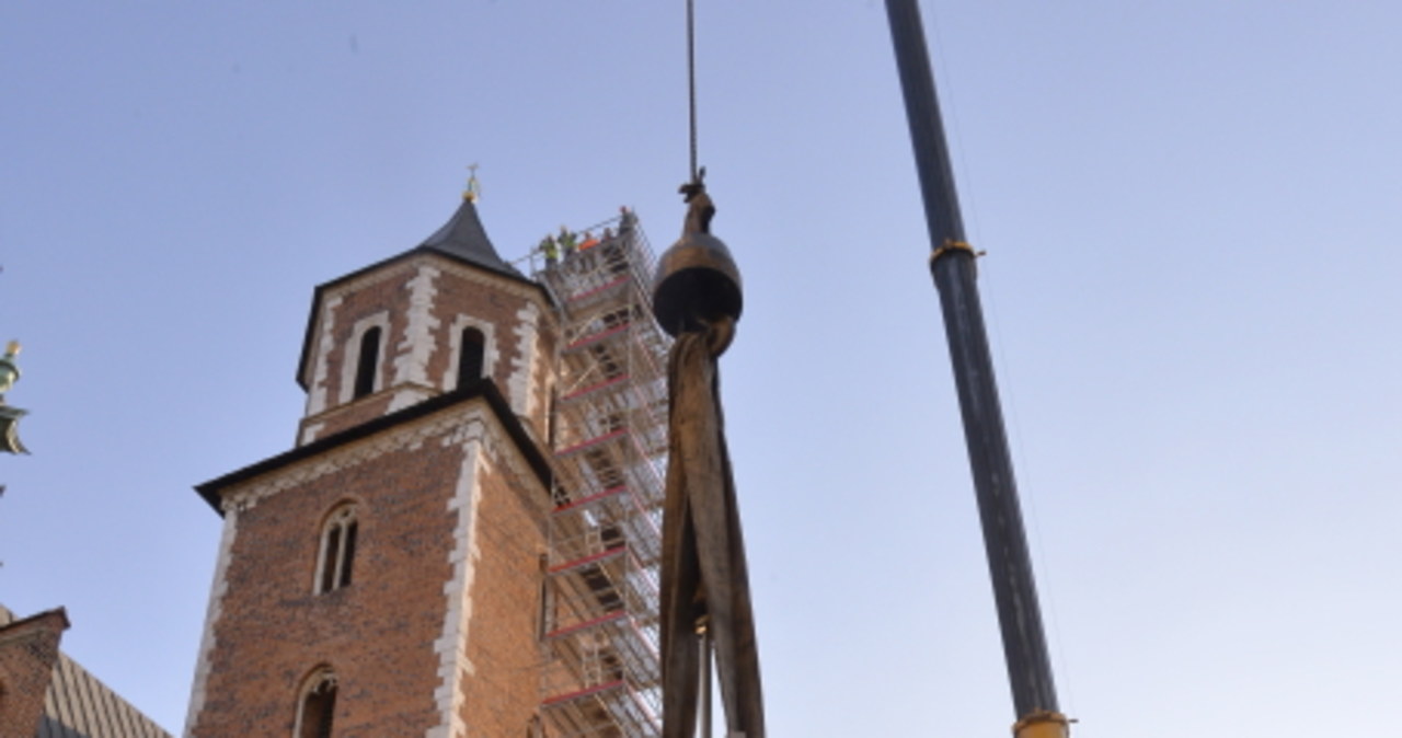 "Jan Paweł II" zawisł w Wieży Srebrnych Dzwonów Katedry Wawelskiej 