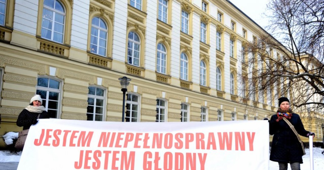 "Jestem niepełnosprawny, jestem głodny". Protest rodziców niepełnosprawnych dzieci