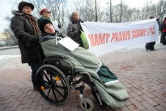 "Jestem niepełnosprawny, jestem głodny". Protest rodziców niepełnosprawnych dzieci