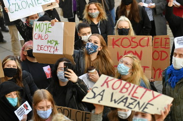 "Jesteśmy na poziomie krajów afrykańskich", "Gdzie jest Pierwsza Dama?". Fala protestów przeciw zakazowi aborcji