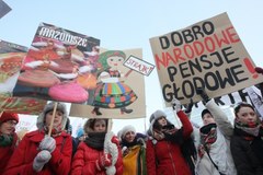 "Kukułeczka kuka i pieniędzy szuka". Protest "Mazowsza" przed warszawskim ratuszem 