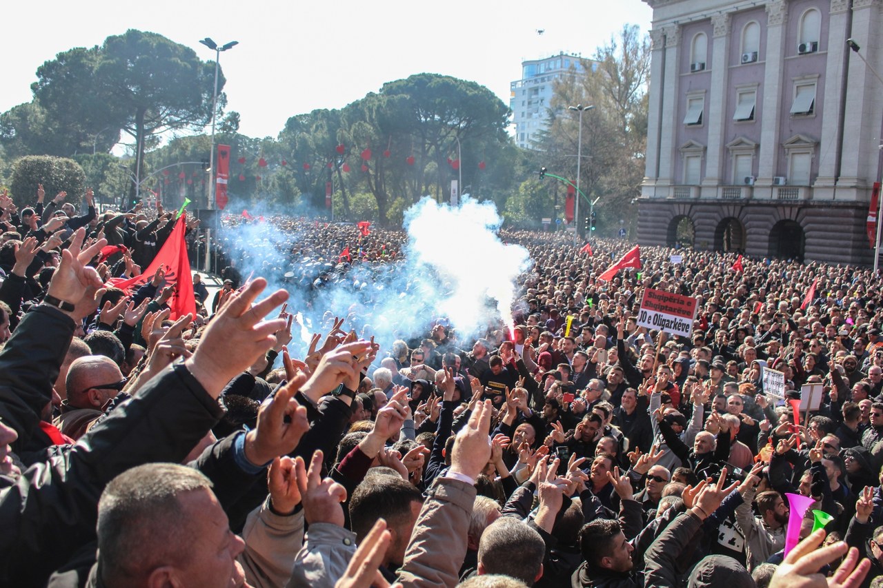 "Lud go złapie i wrzuci do rzeki". Ogromne demonstracje przeciwko premierowi Albanii