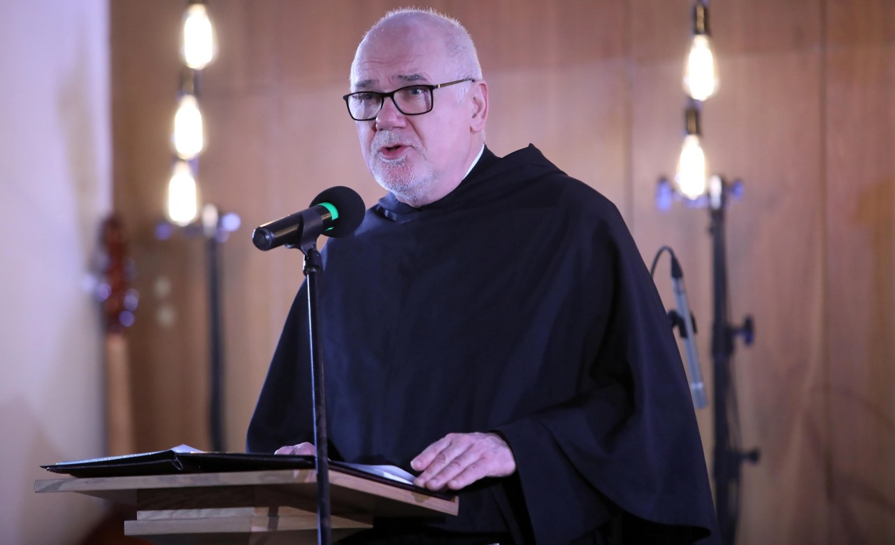 "Matematyczny umysł, bardzo uważny słuchacz". Jaki jest Leon XIV?