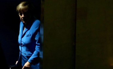 "Merkel w defensywie". Za otwarcie wobec uchodźców niemiecka kanclerz płaci spadkami w sondażach