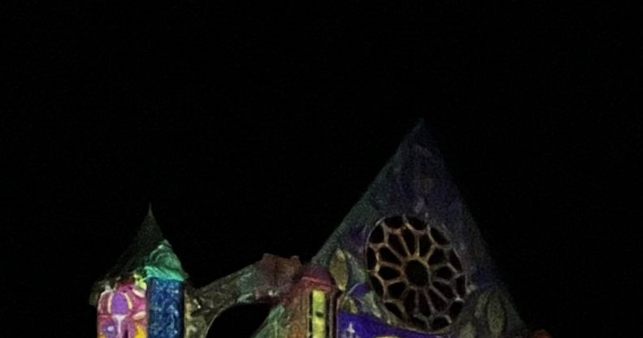 "Miasto tysiąca iluminacji”. Francuskie Chartres przyciąga tłumy turystów