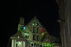 "Miasto tysiąca iluminacji”. Francuskie Chartres przyciąga tłumy turystów