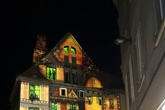 "Miasto tysiąca iluminacji”. Francuskie Chartres przyciąga tłumy turystów