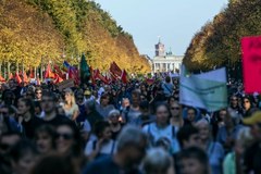 "Na rzecz otwartego społeczeństwa - solidarność zamiast wykluczenia". Gigantyczna manifestacja w Ber