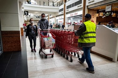 "Nie czekajmy na upomnienie, nie wdawajmy się w dyskusje". Polska Izba Handlu apeluje o noszenie maseczek