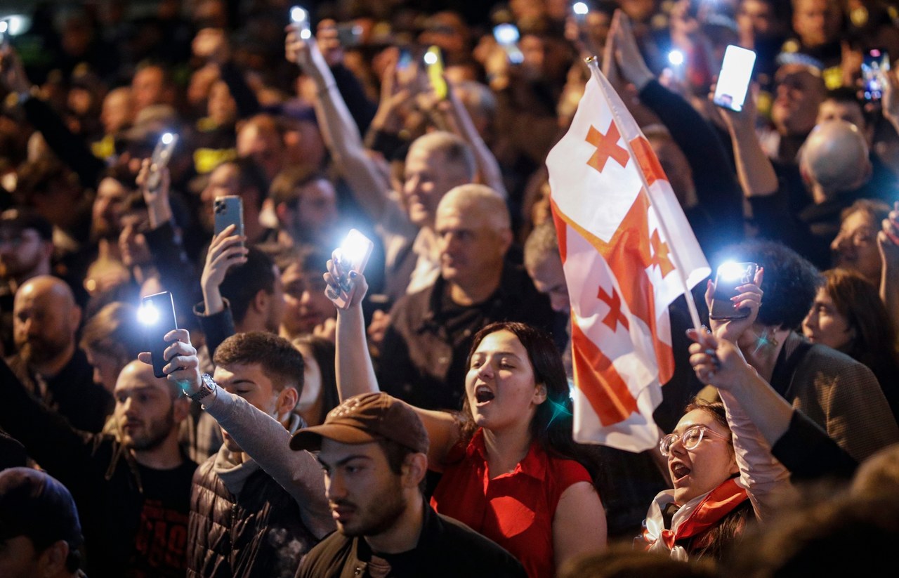 "Nie dla rosyjskiego prawa!". Gigantyczne demonstracje w Gruzji