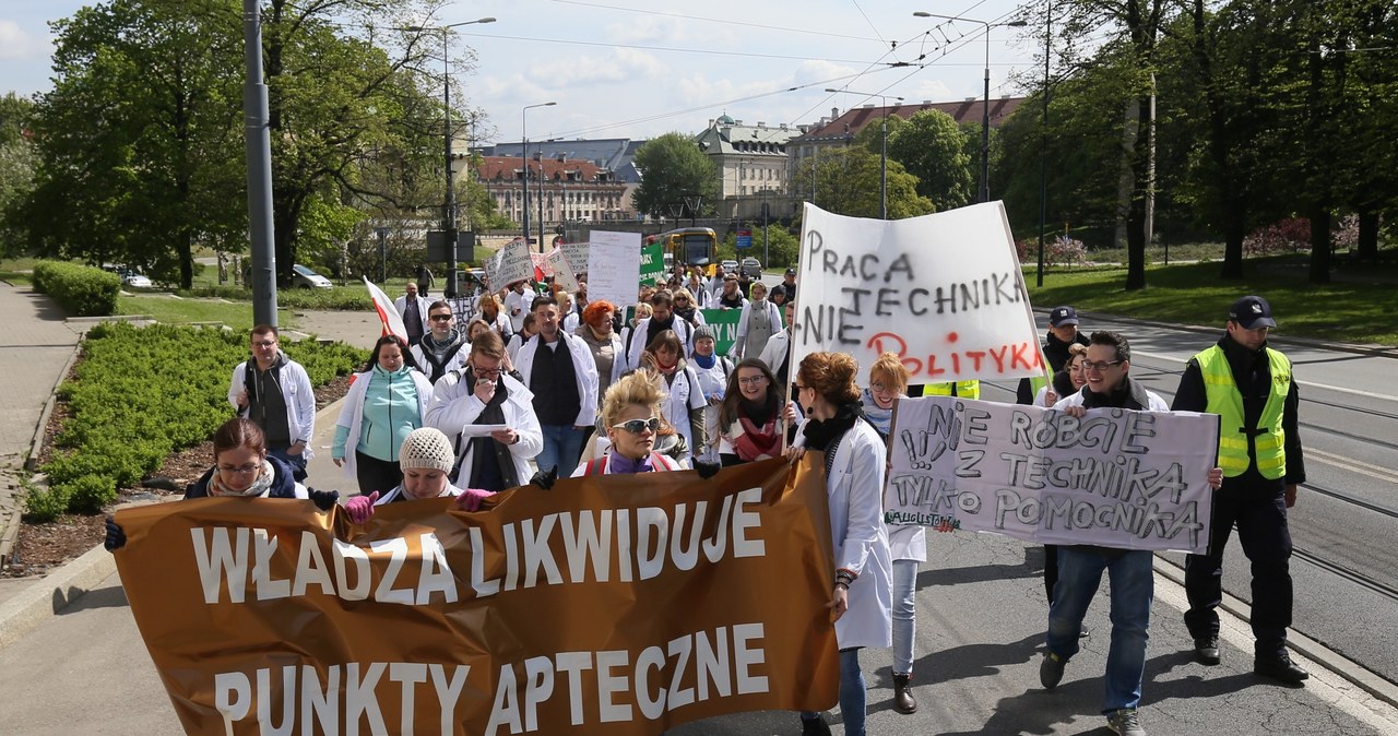 "Nie oddamy naszych uprawnień!". Protest techników farmacji w Warszawie