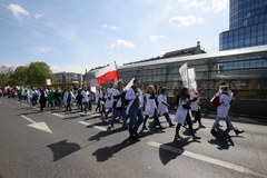 "Nie oddamy naszych uprawnień!". Protest techników farmacji w Warszawie