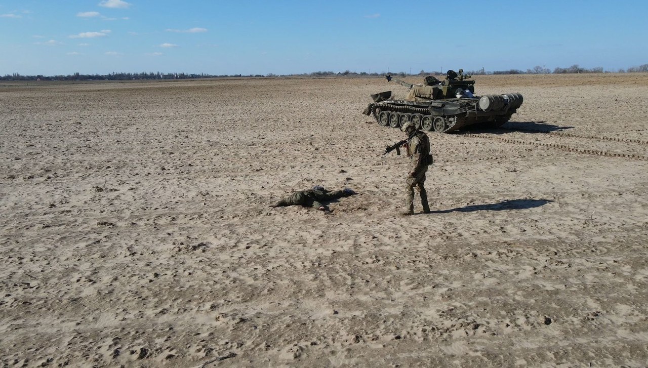 "Nie widział sensu walki". Rosyjski żołnierz poddał się razem z czołgiem