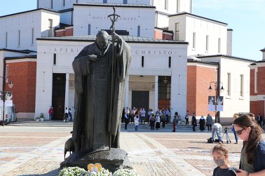 "Nie zastąpi Ciebie nikt". Kraków uczcił 100. rocznicę urodzin Jana Pawła II