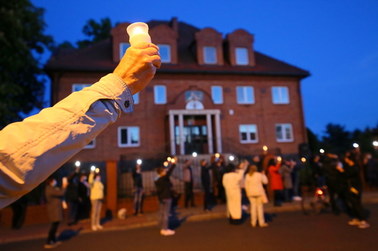 "Nie zgadzamy się na milczenie Kościoła i państwa". Protest przed kurią w Kaliszu