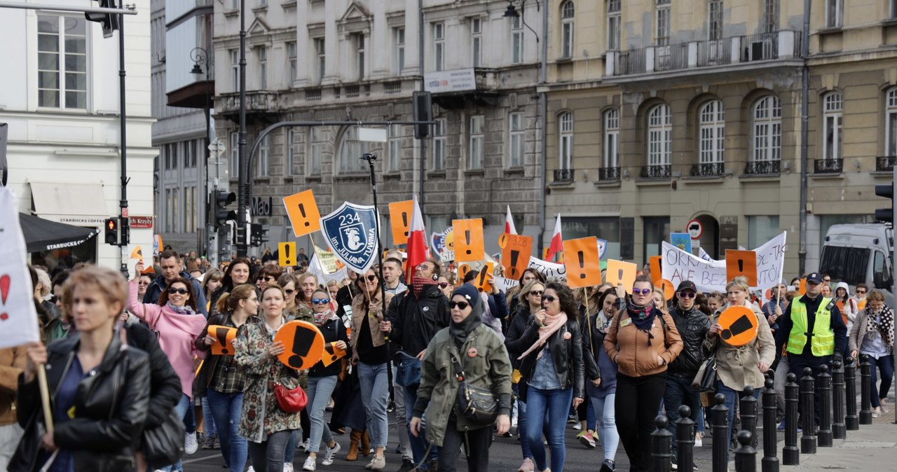 "Niech zamknięte szkoły otworzą ludziom oczy". Nauczyciele manifestują w Warszawie