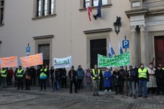 "Nowe Miasto": Protest przedsiębiorców przed krakowskim magistratem