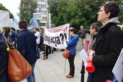 "Nowelizacja to emigracja". Fizjoterapeuci protestowali przed Sejmem 